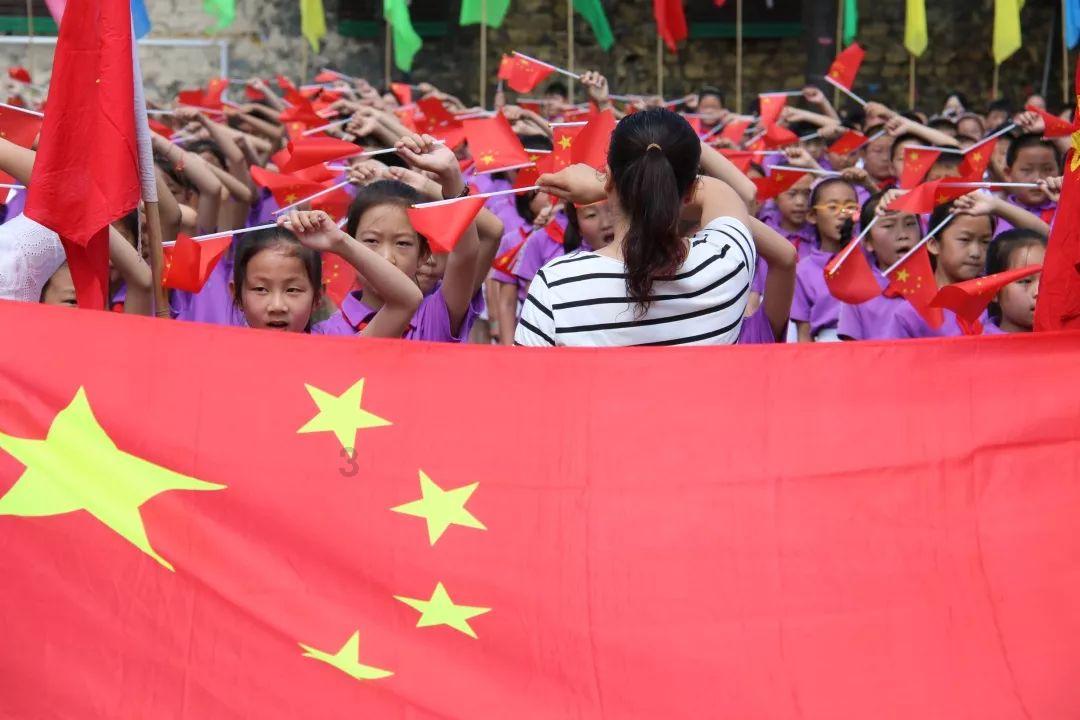 “别怕！我们是中国医疗队！”非洲路遇车祸现场，河南10名医生救下7名受伤妇孺｜好医声